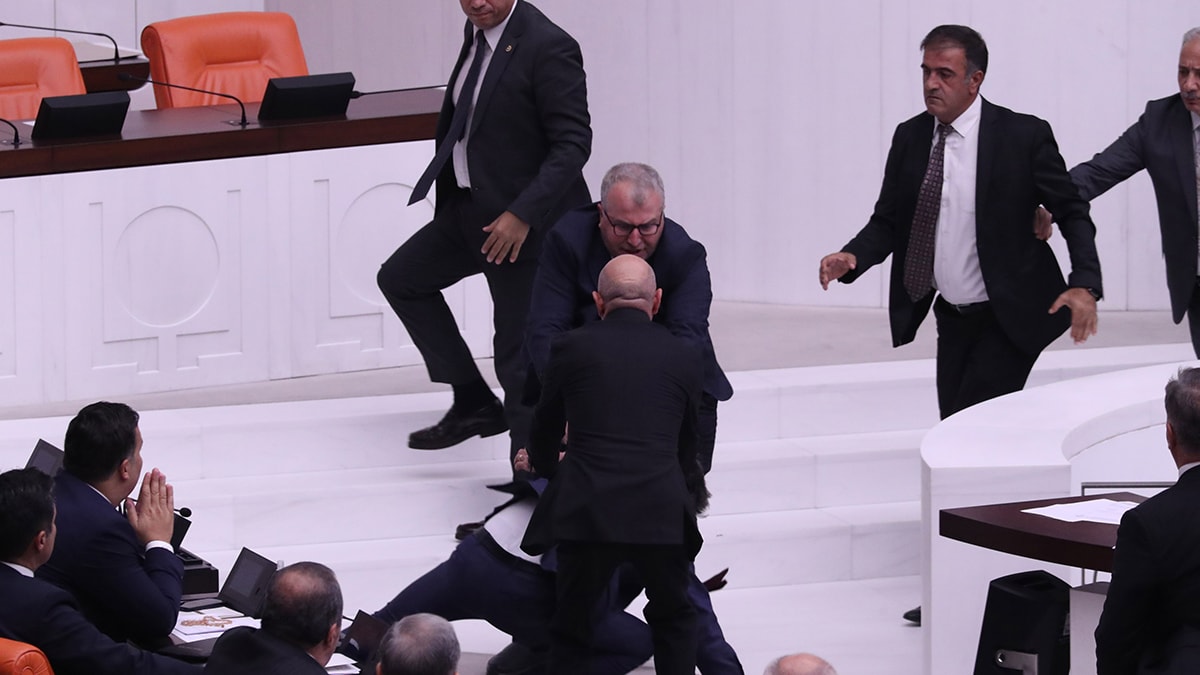 Ξανά καβγάς στη τουρκική εθνοσυνέλευση – Βουλευτές του AKP γρονθοκόπησαν βουλευτή του DEM