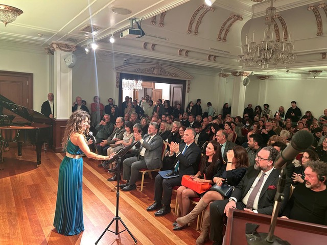 «Η μουσική είναι η καλύτερη διπλωματία» — Η Μπέττυ Χαρλαύτη μάγεψε το Σισμανόγλειο με τραγούδια του Μίκη Θεοδωράκη