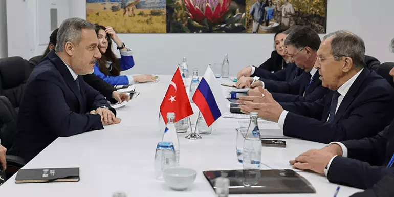 Συνάντηση Φιντάν με Λαβρόφ – Η Άγκυρα αναζητά ρόλο στο Ουκρανικό
