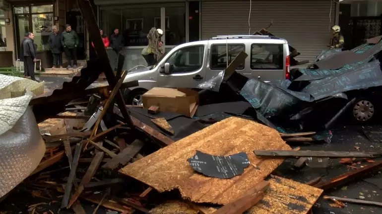 Χάος στην Κωνσταντινούπολη από σφοδρή κακοκαιρία: Ηθάλασσα «κατάπιε» τον παραλιακό