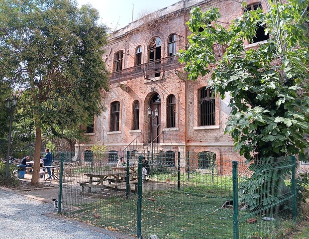 Στο Γαλλικό Ορφανοτροφείο του Πέρα – Μια περιπλάνηση στη μνήμη και στο φως