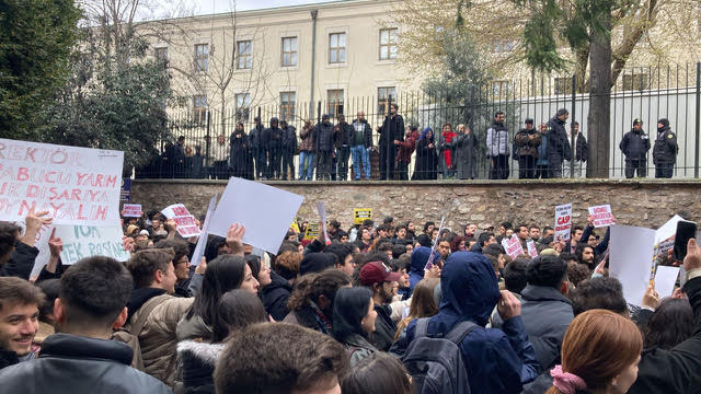 Συμπλοκή φοιτητών με αστυνομία σε διαδηλώσεις για Ιμάμογλου 