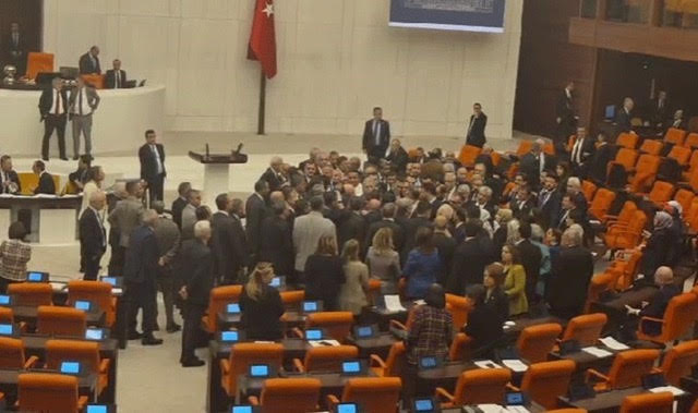 Ένταση στη Βουλή για τον Ιμάμογλου: Συγκρούστηκαν βουλευτές AKP και CHP!
