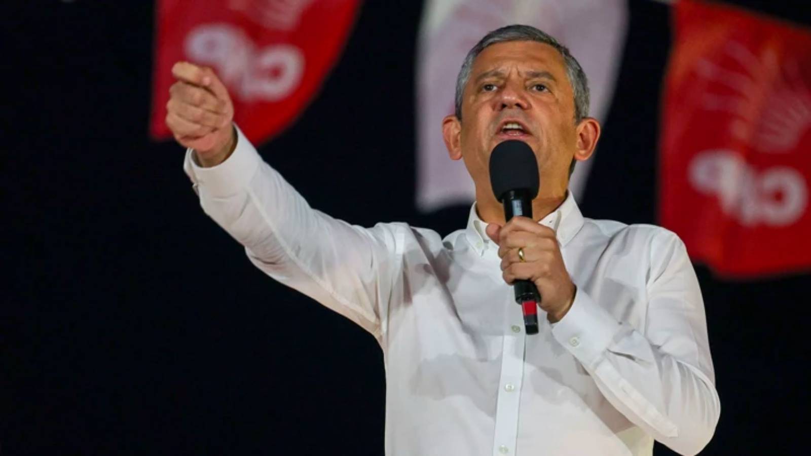 Οζέλ στις Βρυξέλλες: «Μας αφήνετε μόνους – Έτσι δυναμώνετε τον Ερντογάν»