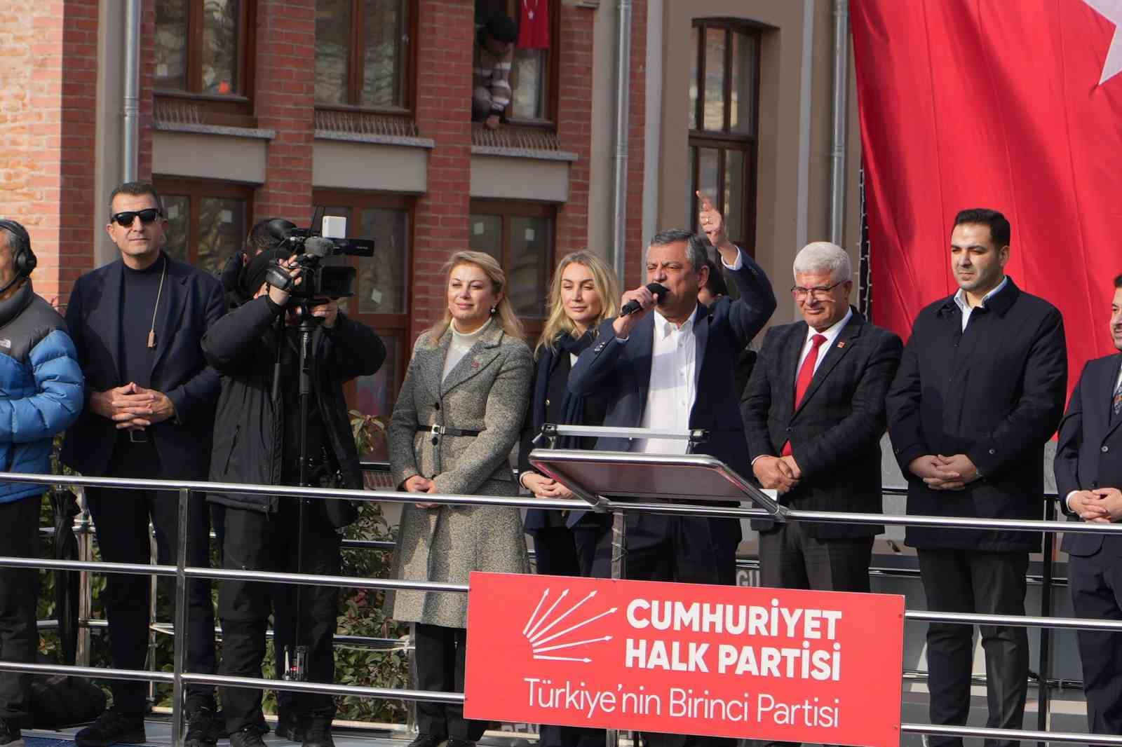 Οζγκούρ Οζέλ: Ύμνοι σε Ελλάδα–Βουλγαρία για τιμές, «σκληρά λόγια» για την Τουρκία