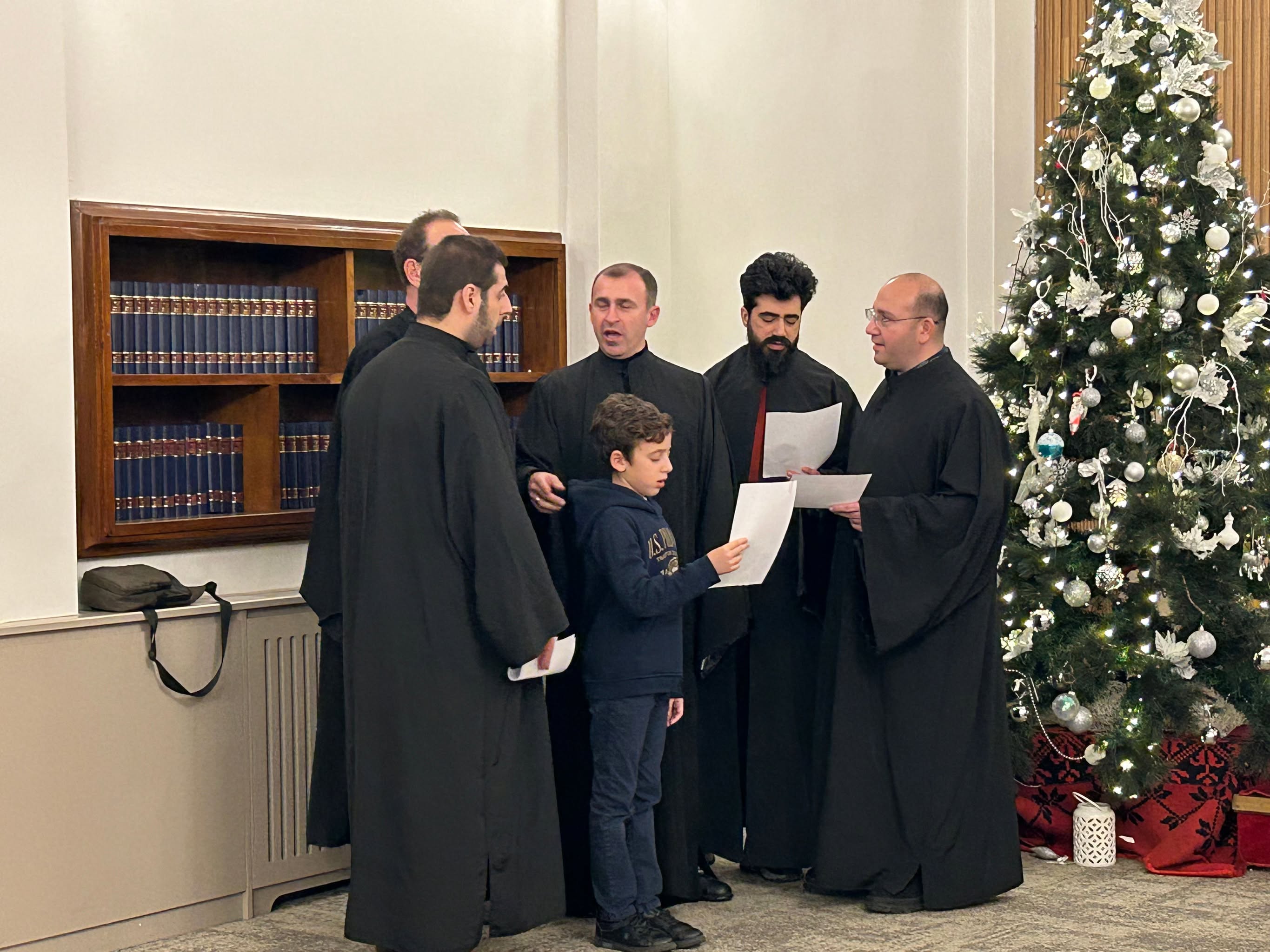 Ο Βασιλάκης, ο μικρός ψάλτης του Μεγάλου Ρεύματος στην κοπή της πίττας