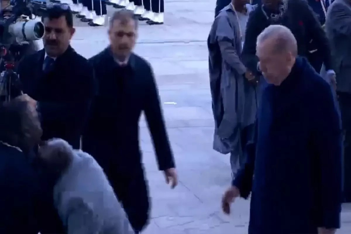 Στιγμές αγωνίας στην Άγκυρα Σωριάστηκε στο έδαφος ο Πρόεδρος της Νιγηρίας μπροστά στον Ερντογάν